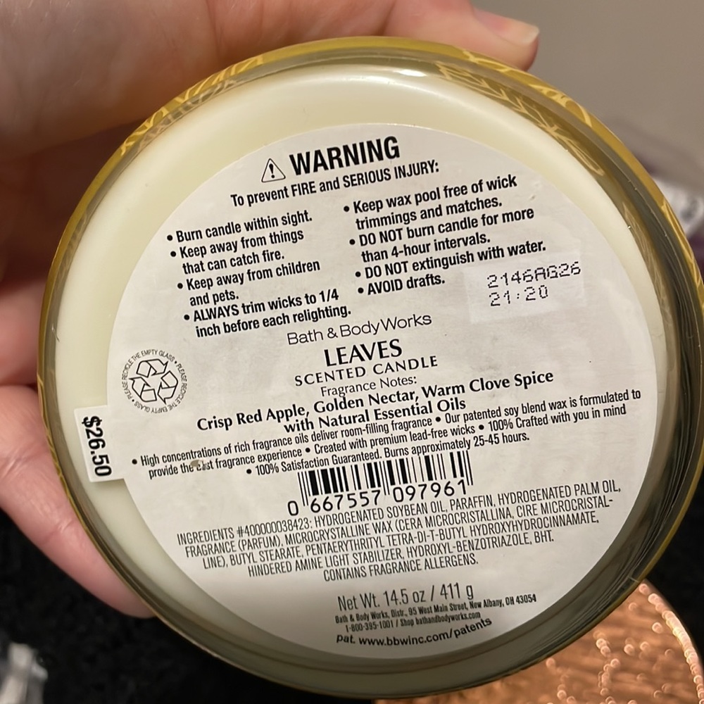 Bath and body works LEAVES candle - Picture 3 of 3